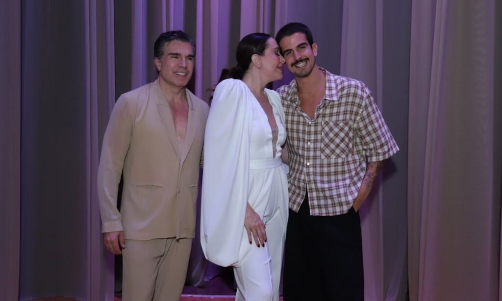 Claudia Raia estreia peça com presença de celebridades na plateia Claudia Raia, Jarbas Homem de Mello e Enzo Celulari