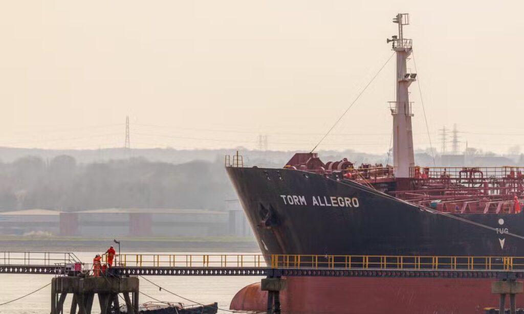 Com estoques no limite, nem cessar-fogo alivia pressão no petróleo | Intraday