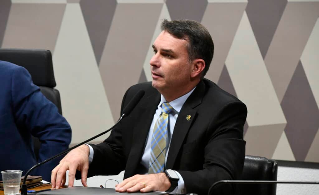 Flávio Bolsonaro critica Lula com vídeos da gestão de seu pai e provoca reação de governistas Flávio Bolsonaro critica Lula com imagens gravadas durante gestão do pai; governistas reagem