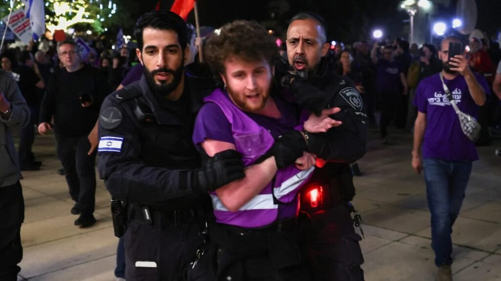 Polícia israelense prende manifestantes anti-guerra em Tel Aviv Israeli police arrest antiwar protesters in Tel Aviv | US-Israel war on Iran