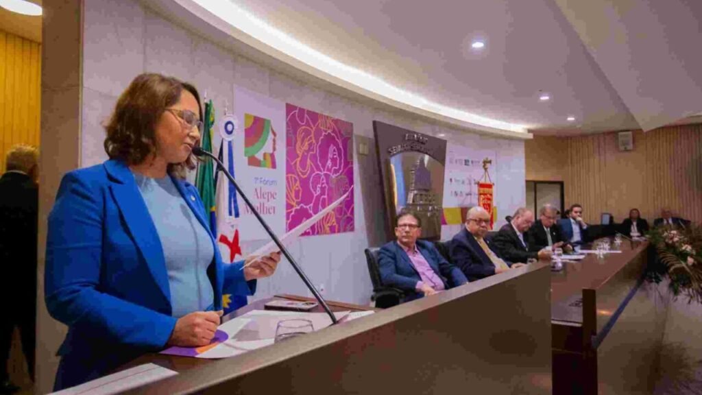 Deputada Débora Almeida ressalta progressos nas políticas públicas para mulheres em Pernambuco Deputada Débora Almeida destaca avanços das políticas públicas para mulheres em Pernambuco