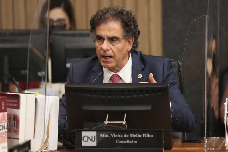 Presidente do TST propõe redução salarial para juízes que faltarem a sessões por palestras remuneradas Presidente do TST quer cortar salário de juiz que faltar a sessão para dar palestra remunerada