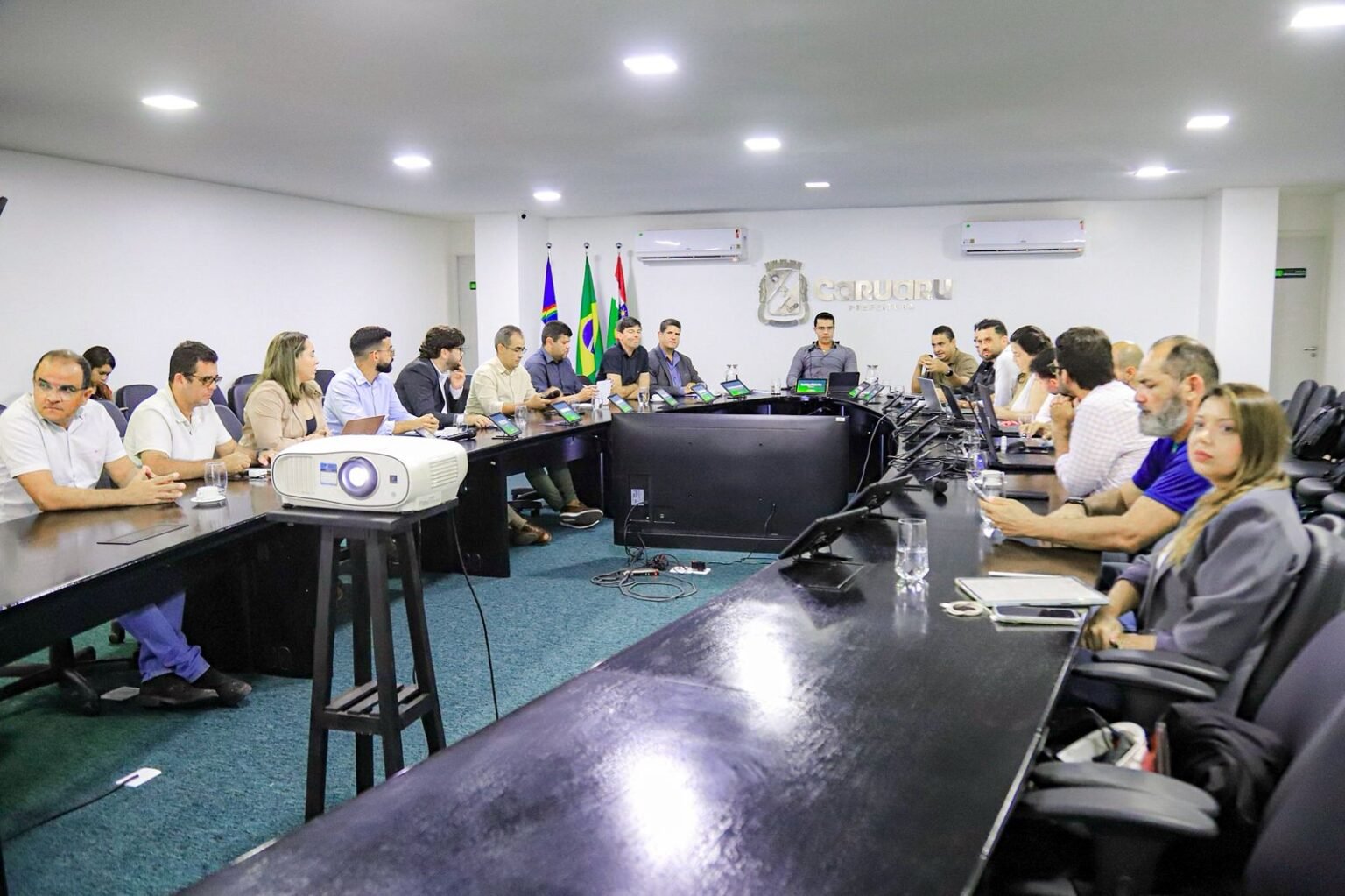 Rodrigo Pinheiro cobra agilidade em obras de concessão da Compesa em reunião com empresa responsável Rodrigo Pinheiro se reúne com empresa que ganhou concessão da Compesa para cobrar mais agilidade nas obras em Caruaru