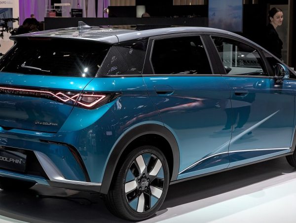 Auto eléctrico BYD Dolphin en exhibición