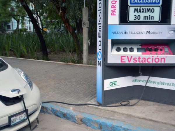 Auto eléctrico cargando en una estación en la Ciudad de México