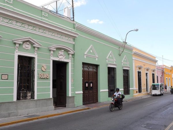 Motociclista circulando por una calle de Mérida, Yucatán