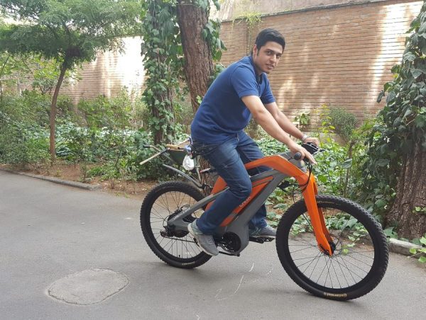 Hombre andando en una bicicleta eléctrica