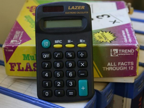 Calculadora sobre una mesa