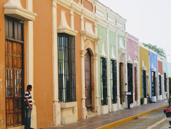 Motocicleta estacionada en una calle de Campeche, México