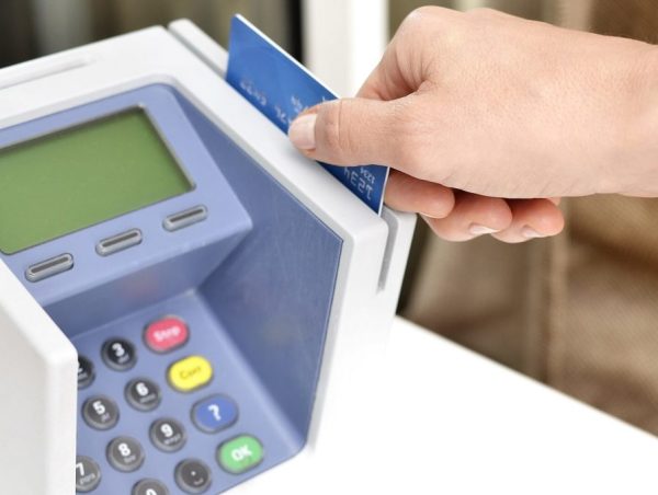 Persona pagando con tarjeta de crédito en una terminal