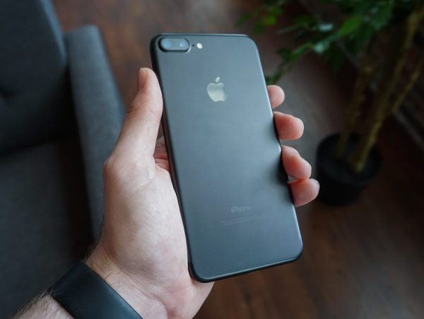 Celular en la mano de una persona