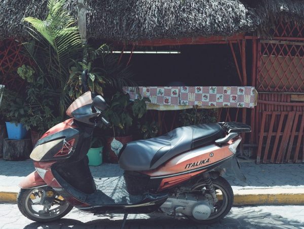Motoneta Italika estacionada en Tulum, México