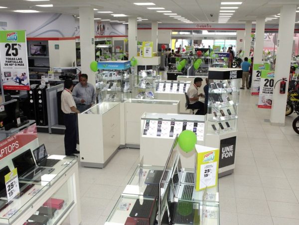 Interior de una tienda Elektra en México